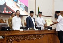 Wali Kota Amsakar Apresiasi Dukungan atas Ranperda Digitalisasi Layanan Administrasi Kependudukan Wali Kota Amsakar Apresiasi Dukungan atas Ranperda Digitalisasi Layanan Administrasi Kependudukan