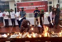 Kejari Karimun Musnahkan Ribuan Rokok Ilegal dan Narkotika