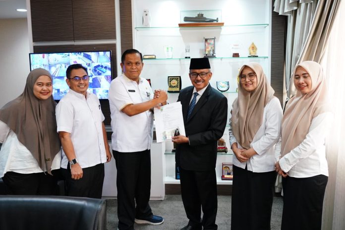 jefridin serahkan kunci mobil dinas Jefridin Langsung Serahkan Kendaraan Dinas Sekda ke Bagian Umum Pemko Batam