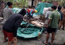 Diterjang Angin Kencang, Rumah Warga di Pangke Karimun Ambyar Akibat hujan deras disertai angin kencang, sebuah rumah berukuran 4x6 meter