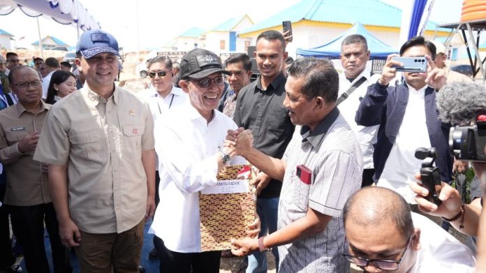 162 KK Warga Terdampak Rempang Eco-City di Tanjung Banon Terima SHM 162 KK Warga Terdampak Rempang Eco-City di Tanjung Banon Terima SHM