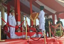 Semangat Juang Kemerdekaan, Bupati Karimun Iskandarsyah Pimpin Detik-detik Proklamasi RI ke-80 Bupati Karimun, Iskandarsyah memimpin upacara