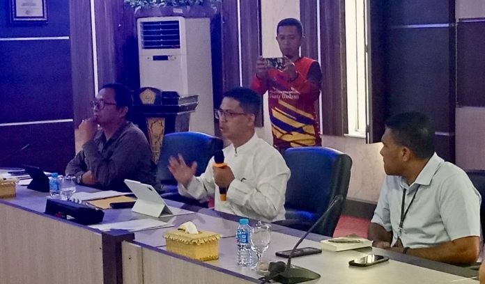 Bupati Karimun Iskandarsyah, menggelar rapat koordinasi bersama dengan agen dan distributor sembako Karimun