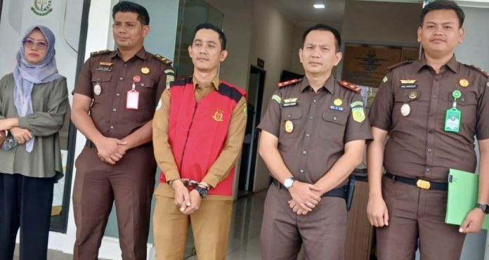 Kepala Desa Perayun, Kecamatan Kundur, Kabupaten Karimun, Provinsi Kepulauan Riau, berinisial TM ditetapkan sebagai tersangka kasus korupsi dana desa senilai Rp 500 juta lebih, oleh Cabang Kejaksaan Negeri Karimun (Cabjari) di Tanjungbatu.(Foto: Junizar)