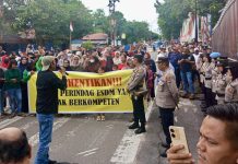 Emak-emak di Karimun Geruduk Kakanwil DJBC Khusus Kepri, Protes Akibat Kelangkaan Beras