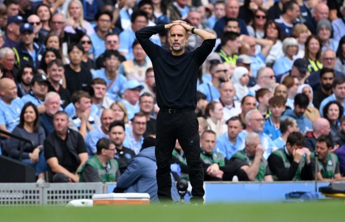 Analisis Taktik Kekalahan Manchester City 0-2 dari Tottenham 1. Masalah di Lini Belakang City tampil dengan garis pertahanan tinggi seperti biasa, namun Tottenham memanfaatkan ruang di belakang bek City lewat kecepatan Son Heung-min dan penyerang sayap lainnya. Bek tengah City terlihat kesulitan mengantisipasi transisi cepat Spurs, sehingga dua gol terjadi akibat serangan balik yang efektif. 2. Minim Kreativitas di Tengah Kevin De Bruyne yang biasanya jadi motor serangan tidak cukup memberi pengaruh (atau bila tidak bermain, ketidakhadirannya membuat City kekurangan ide). Rodri terlalu sibuk menutup ruang sehingga distribusi serangan lambat, membuat Tottenham punya cukup waktu untuk menutup jalur umpan. Akibatnya, penguasaan bola City tidak berubah menjadi peluang berbahaya. 3. Erling Haaland Terisolasi Haaland jarang mendapat suplai bola matang karena pertahanan terorganisir Spurs menutup ruang di kotak penalti. Crossing dan umpan vertikal City tidak efektif, sehingga Haaland lebih banyak berlari tanpa hasil. Guardiola terlambat menurunkan pemain kreatif tambahan untuk membuka ruang. 4. Sayap Tidak Efektif Phil Foden maupun Jack Grealish/Jeremy Doku (tergantung yang dimainkan) gagal memaksimalkan duel satu lawan satu. Full-back City yang biasanya overlap (Walker/Gvardiol) jarang naik karena khawatir dengan kecepatan counter Spurs, sehingga City kehilangan lebar serangan. 5. Terlalu Rentan Saat Kehilangan Bola Ciri khas Tottenham di bawah pelatih mereka (misalnya Ange Postecoglou) adalah counter cepat. City terlalu mudah kehilangan bola di area tengah, dan pressing mereka kurang kompak sehingga Spurs bisa membalikkan situasi hanya dengan 2–3 umpan langsung.