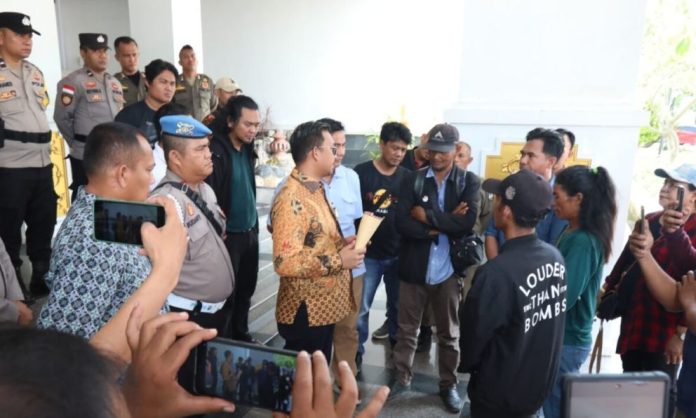 Anggota DPRD Batam Terima Aduan Pasutri yang Jalan Kaki Cari Keadilan atas Kematian Anak Anggota DPRD Batam Terima Aduan Pasutri yang Jalan Kaki Cari Keadilan atas Kematian Anak