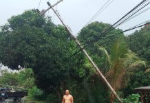 Diterpa Angin Puting Beliung, Tiang Listrik Milik PLN Nyaris Tumbang di Tanjunguban Diterpa Angin Puting Beliung, Tiang Listrik Milik PLN Nyaris Tumbang di Tanjunguban