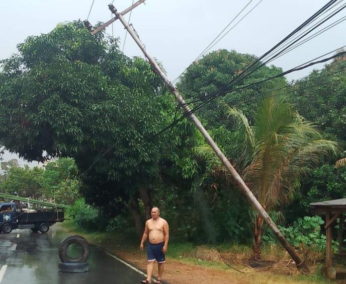 Diterpa Angin Puting Beliung, Tiang Listrik Milik PLN Nyaris Tumbang di Tanjunguban