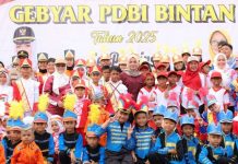Antusiasme Wabup Deby dan Masyarakat Saksikan Street Parade Drum Band Pelajar Antusiasme Wabup Deby dan Masyarakat Saksikan Street Parade Drum Band Pelajar