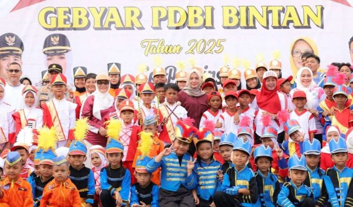 Antusiasme Wabup Deby dan Masyarakat Saksikan Street Parade Drum Band Pelajar