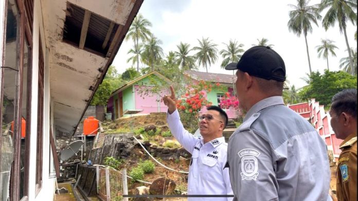 Bupati Aneng Pantau Sekolah Rusak di Desa Keramut Jemaja Barat