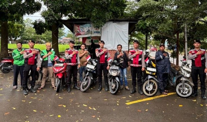 Ditsamapta Polda Kepri melaksanakan kegiatan pembagian bendera merah putih