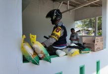 Dukung Program Gerakan Pangan Murah, Bhabinkamtibmas Tanjung Unggat Hantar Paket Sembako Dukung Program Gerakan Pangan Murah Bhabinkamtibmas Tanjung Ungat Tanjungpinang