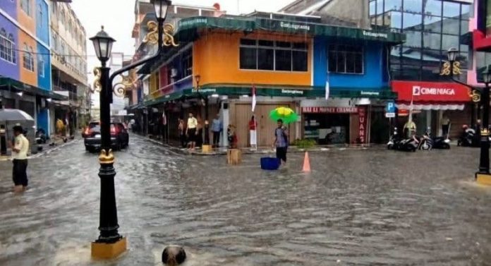 Hujan Deras Sejak Pagi, Rendam Jalan Merdeka Kota Tanjungpinang Hujan Deras Sejak Pagi, Rendam Jalan Merdeka Kota Tanjungpinang