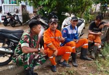 Kopda Indra Lesmana Laksanakan Komsos dengan Tim Pembersih Sampah di Tarempa Kopda Indra Lesmana Laksanakan Komsos dengan Tim Pembersih Sampah di Tarempa