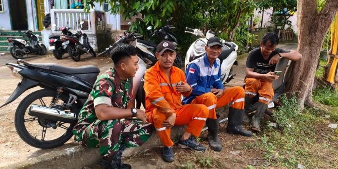 Kopda Indra Lesmana Laksanakan Komsos dengan Tim Pembersih Sampah di Tarempa