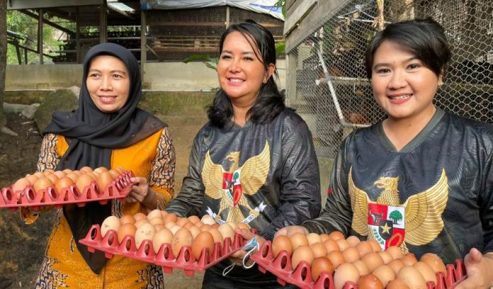 Ibu Mia Kunto Arief Kunjungi Kandang Ayam Lanal Tarempa