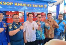 Ketua Fraksi Nasdem DPRD Batam Rival Pribadi Hadiri Peresmian Life Jacket Station di Pelabuhan Boat Pancung Ketua Fraksi Partai NasDem DPRD Kota Batam Rival Pribadi SH