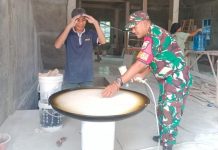Komsos Babinsa Koptu Pardenande Saputra dengan Pemilik Furniture Kaca di Desa Tarempa Timur Komsos Babinsa Koptu Pardenande Saputra dengan Pemilik