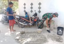 Komsos Babinsa Tarempa Sertu M Idris Hasibuan dengan Pekerja Bangunan Komsos Babinsa Tarempa Sertu M Idris Hasibuan dengan Pekerja Bangunan