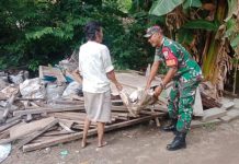 Komsos Koptu Pardenande Saputra Bantu Warga Bersihkan Sampah di Tarempa Komsos Koptu Pardenande Saputra Bantu Warga Bersihkan Sampah di Tarempa