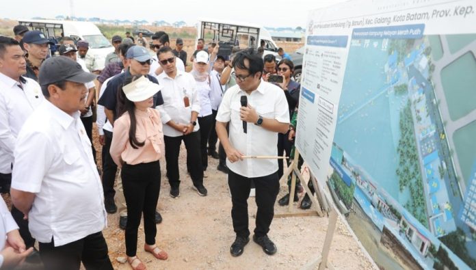 Li Claudia dan Menteri KKP Sakti Trenggono Tinjau Kampung Nelayan Merah Putih di Rempang Li Claudia dan Menteri KKP Sakti Trenggono Tinjau Kampung Nelayan Merah Putih di Rempang