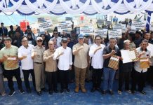 Menteri Transmigrasi Kembali Serahkan 94 Sertifikat SHM ke Warga Tanjung Banun Rempang Menteri Transmigrasi Republik Indonesia, Muhammad Iftitah Sulaiman Suryanagara di kawasan Tanjung Banun