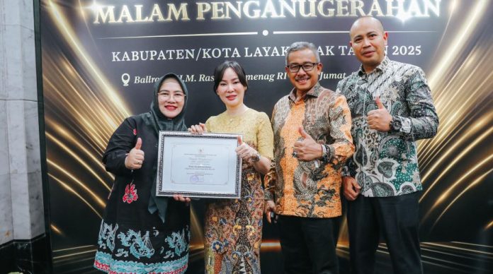 Wakil Wali Kota Batam Li Claudia Chandra menerima penghargaan Kota Layak Anak