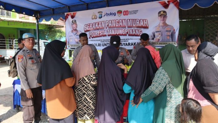 Polresta Tanjungpinang dan Bulog Gelar Pangan Murah di Wilayah Dompak