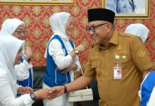 Senyum Wali Kota Tanjungpinang Sambut Rombongan Ikatan Wanita Pengusaha Indonesia Senyum Wali Kota Tanjungpinang Sambut Rombongan Ikatan Wanita Pengusaha Indonesia