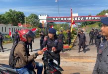 Sambut HUT RI ke-80, Satbrimob Polda Kepri Bagikan Bendara di Tiga Kota di Kepri Satbrimob Polda Kepri