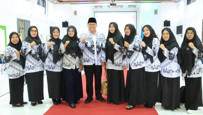 Sekda Bintan Roni Kartika Hadiri Pelantikan Pengurus PGRI Sekda Bintan Roni Kartika Hadiri Pelantikan Pengurus PGRI