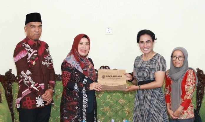 Wakil Bupati Lingga Sambut Silaturahmi Istri Gubernur Papua Selatan Wakil Bupati Lingga Sambut Silaturahmi Istri Gubernur Papua Selatan