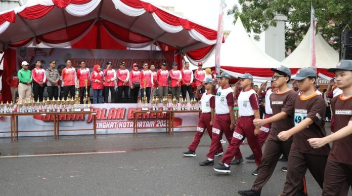 Wali Kota Amsakar Bangga Warga Antusia Ikuti Gerak Jalan Beregu Semarak HUT ke-80 RI