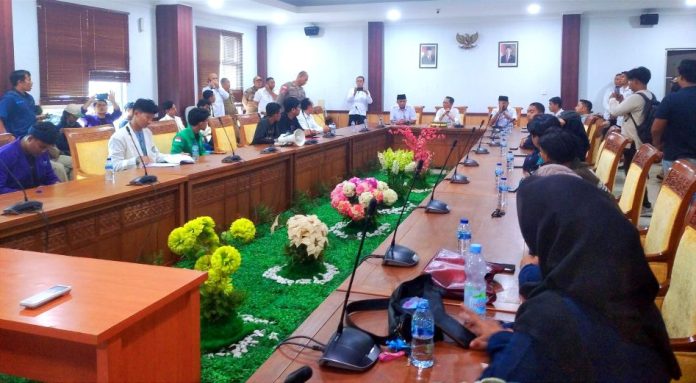 Wali Kota Amsakar Kenang Masa Kuliah Saat Dialog dengan Mahasiswa di DPRD Batam 2 Wali Kota Amsakar Kenang Masa Kuliah Saat Dialog dengan Mahasiswa di DPRD Batam