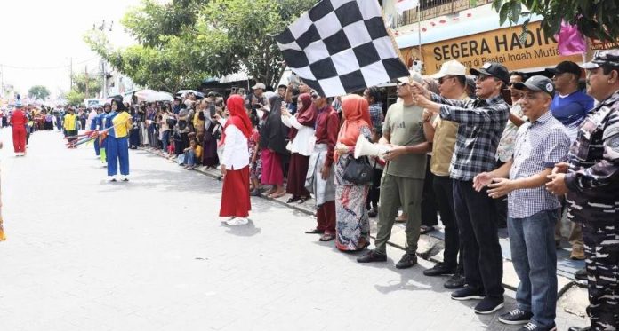 Warga Belakang Padang Tumpah Ruah Saksikan Pawai Budaya 2025