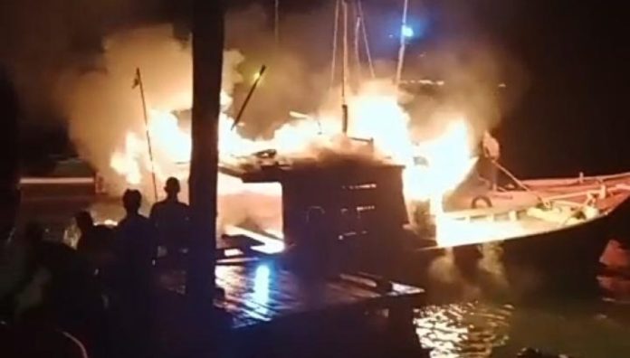 Warga Desa Belibak dikejutkan oleh kebakaran pompong Warga Desa Belibak dikejutkan oleh kebakaran pompong