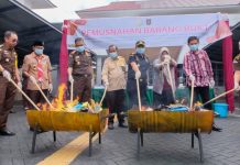 Bersama Kajari Tanjungpinang, Wawako Ariza Ikut Musnahkan Barang Bukti dari 28 Perkara Kejari Tanjungpinang