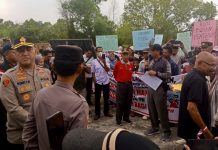 Kecewa Putusan Sidang Sengketa Lahan, Warga Paya Cincin Poros Geruduk Pengadilan Negeri Karimun