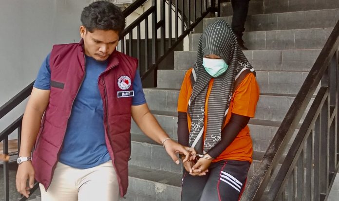 wanita asal Riau inisial PS (32), nekat mengedarkan 80 paket sabu