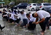 P3K BPBD dan Damkar Karimun Jalani Ritual Mandi Kembang Usai Menerima SK