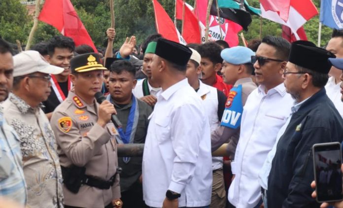 Aksi Mahasiswa di DPRD Kepri Tolak Darurat Militer Aksi Mahasiswa di DPRD Kepri Tolak Darurat Militer