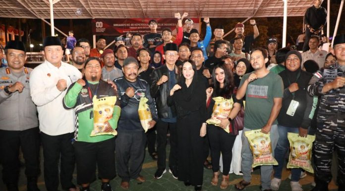 Amsakar-Li Claudia Bersama Mahasiswa Gelar Doa dan Bagikan Beras ke Driver Ojol Batam