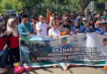 Kebersamaan Amsakar-Li Claudia Bagikan 1.500 Paket Sembako ke Petugas Kebersihan Amsakar dan Li Claudia Bagikan 1.500 paket bantuan sembako