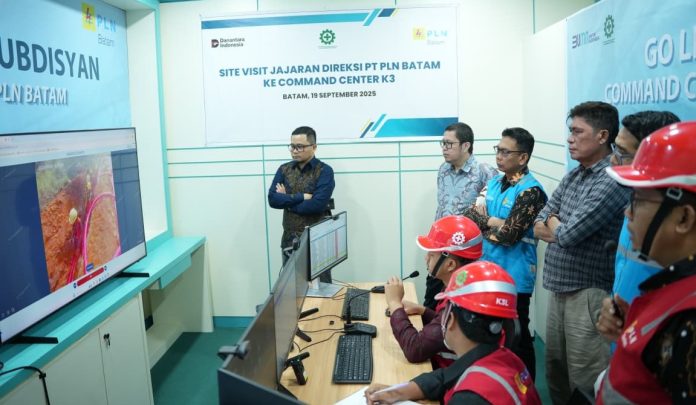 Direksi PLN Batam Tinjau Command Centre K3
