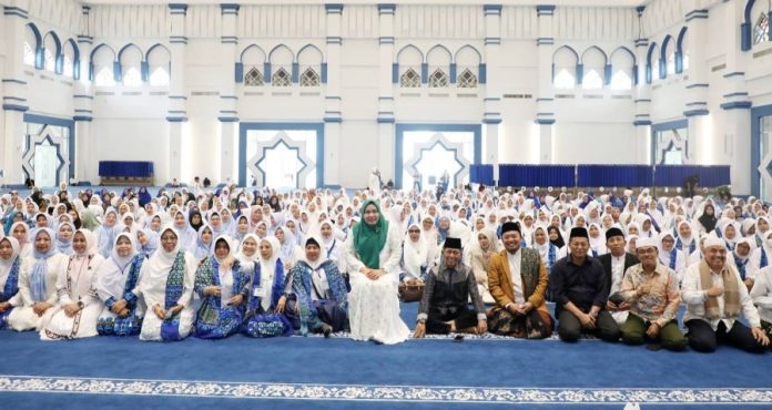 Doa Amsakar Saat Hadiri Maulid Nabi di Masjid Agung Bersama Majelis Taklim dan PKK Kota Batam