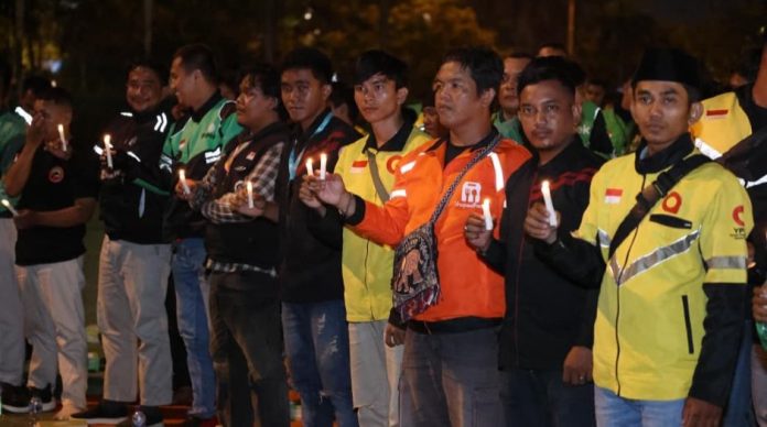 Doa Bersama dan Nyala Lilin untuk Drivel Ojol yang Gugur di Batam