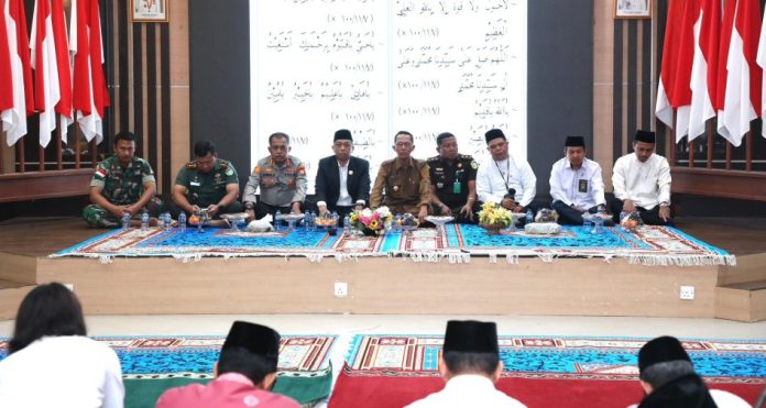 Wali Kota Batam, Amsakar Achmad, mengikuti Doa Kebangsaan di Kantor Wali Kota Batam, Senin (8/9/2025). Kegiatan ini diikuti seluruh umat beragama, mulai dari Islam, Kristen, Hindu, Budha, hingga Konghucu, bersama para tokoh agama serta Forum Koordinasi Pimpinan Daerah (Forkopimda) Kota Batam.