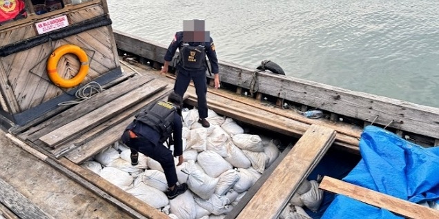 Bea Cukai Batam Gagalkan Penyelundupan 20 Ton Pasir Timah di Perairan Natuna Bea Cukai Batam Gagalkan Penyelundupan 20 Ton Pasir Timah di Perairan Natuna